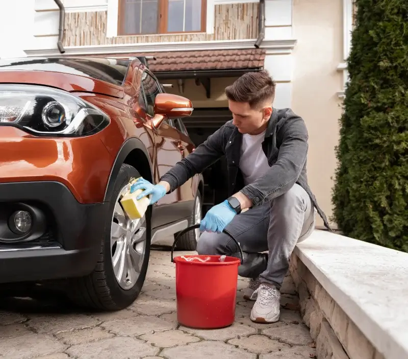 Lavage auto à domicile Grézieu-le-Marché : professionnel intervenant sur un véhicule